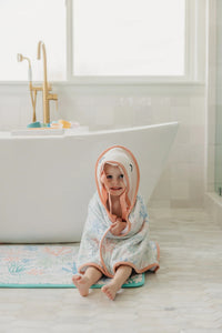 CHARACTER HOODED TOWEL